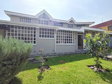 Casa de venta en  Urbanización,  1  sola planta más altillo, 6 dormitorios  , Conocoto
