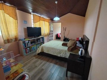 Casa de venta en  Urbanización,  1  sola planta más altillo, 6 dormitorios  , Conocoto