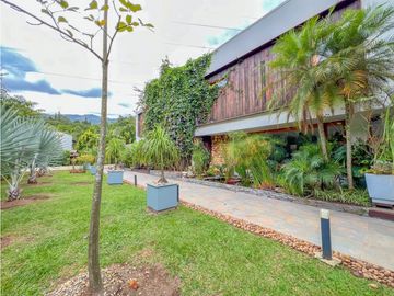 MODERNA RODEADA DE NATURALEZA EN COPACABANA