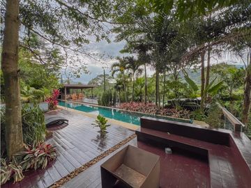 MODERNA RODEADA DE NATURALEZA EN COPACABANA