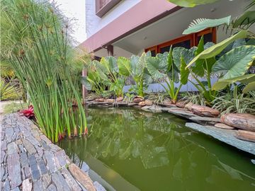 MODERNA RODEADA DE NATURALEZA EN COPACABANA