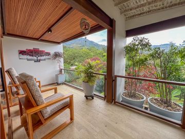 MODERNA RODEADA DE NATURALEZA EN COPACABANA