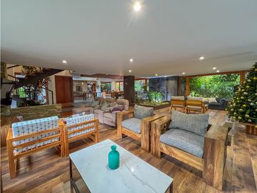 MODERNA RODEADA DE NATURALEZA EN COPACABANA
