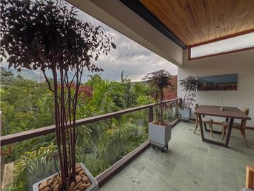 MODERNA RODEADA DE NATURALEZA EN COPACABANA