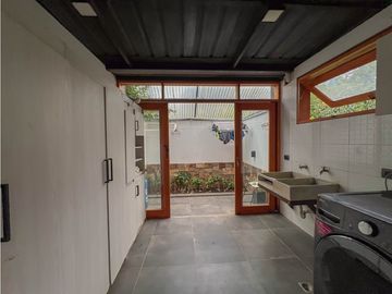 MODERNA RODEADA DE NATURALEZA EN COPACABANA