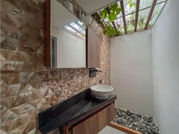MODERNA RODEADA DE NATURALEZA EN COPACABANA