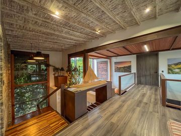 MODERNA RODEADA DE NATURALEZA EN COPACABANA