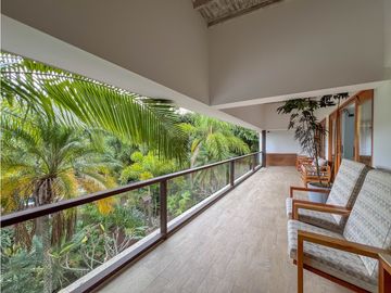 MODERNA RODEADA DE NATURALEZA EN COPACABANA