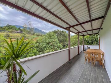 MODERNA RODEADA DE NATURALEZA EN COPACABANA