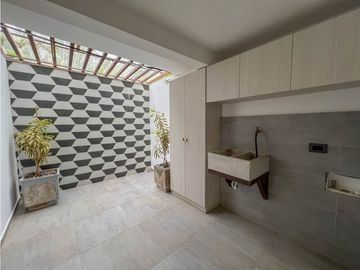 MODERNA RODEADA DE NATURALEZA EN COPACABANA