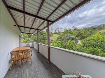 MODERNA RODEADA DE NATURALEZA EN COPACABANA