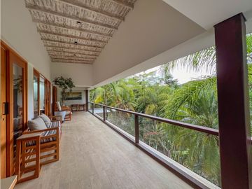 MODERNA RODEADA DE NATURALEZA EN COPACABANA