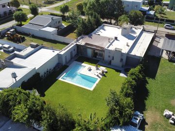 Casa con Piscina en Barrio Parque Las Picadas
