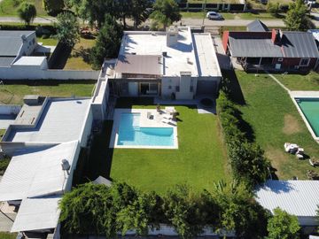 Casa con Piscina en Barrio Parque Las Picadas