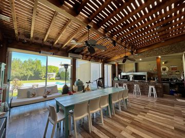 Casa con Piscina en Barrio Parque Las Picadas