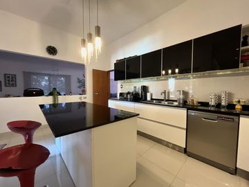Casa con Piscina en Barrio Parque Las Picadas