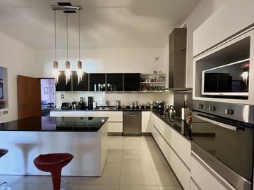Casa con Piscina en Barrio Parque Las Picadas