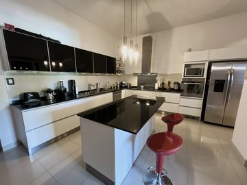 Casa con Piscina en Barrio Parque Las Picadas