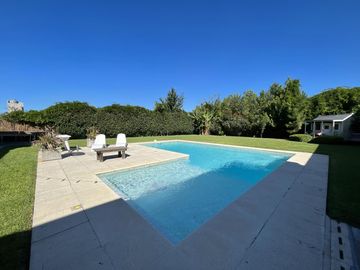 Casa con Piscina en Barrio Parque Las Picadas