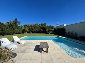 Casa con Piscina en Barrio Parque Las Picadas
