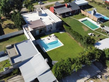 Casa con Piscina en Barrio Parque Las Picadas