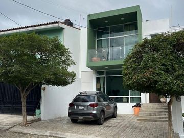 CASA EN VENTA EN EL CORTIJO CON AMPLIA TERRAZA
