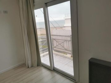Piso en duplex a con balcon saliente y vista al mar