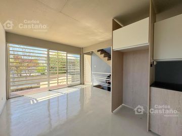 Depto. en Dúplex, 2 Amb. a Estrenar, con Parrilla, Cochera y Balcón