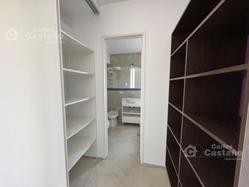 Depto. en Dúplex, 2 Amb. a Estrenar, con Parrilla, Cochera y Balcón