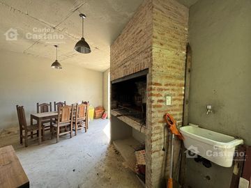 Depto. en Dúplex, 2 Amb. a Estrenar, con Parrilla, Cochera y Balcón