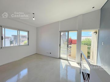Depto. en Dúplex, 2 Amb. a Estrenar, con Parrilla, Cochera y Balcón