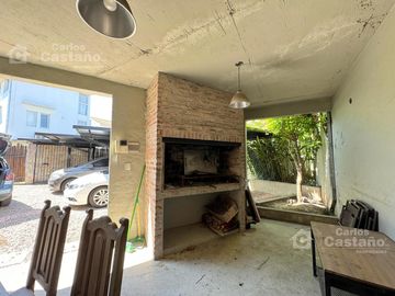 Depto. en Dúplex, 2 Amb. a Estrenar, con Parrilla, Cochera y Balcón