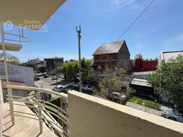 Depto. en Dúplex, 2 Amb. a Estrenar, con Parrilla, Cochera y Balcón
