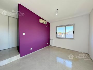 Depto. en Dúplex, 2 Amb. a Estrenar, con Parrilla, Cochera y Balcón