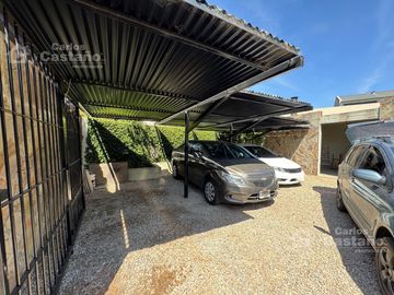 Depto. en Dúplex, 2 Amb. a Estrenar, con Parrilla, Cochera y Balcón