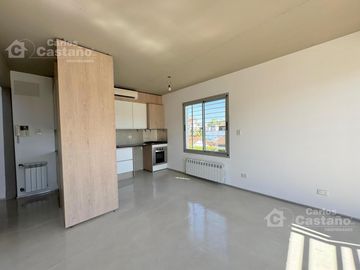 Depto. en Dúplex, 2 Amb. a Estrenar, con Parrilla, Cochera y Balcón