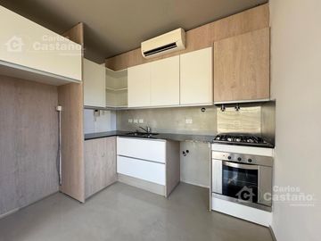 Depto. en Dúplex, 2 Amb. a Estrenar, con Parrilla, Cochera y Balcón