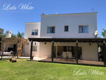 Venta - Casa en El Centauro - Canning
