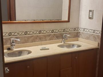 Casa en Venta-única en el barrio