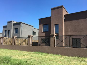 DUPLEX EN CASAS DEL PILAR KM 55 - COCHERA - SIN EXPENSAS - A ESTRENAR - FINANCIACION PROPIA