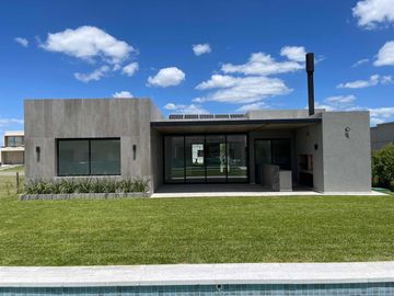 Casa en venta - 3 Dormitorios 4 Baños - Cocheras - 216,50Mts2 - El Naudir, Escobar