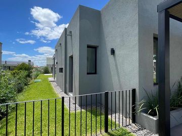 Casa en venta - 3 Dormitorios 4 Baños - Cocheras - 216,50Mts2 - El Naudir, Escobar