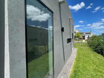 Casa en venta - 3 Dormitorios 4 Baños - Cocheras - 216,50Mts2 - El Naudir, Escobar