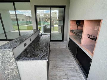Casa en venta - 3 Dormitorios 4 Baños - Cocheras - 216,50Mts2 - El Naudir, Escobar