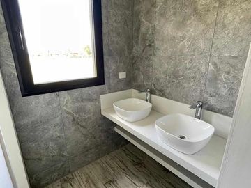 Casa en venta - 3 Dormitorios 4 Baños - Cocheras - 216,50Mts2 - El Naudir, Escobar