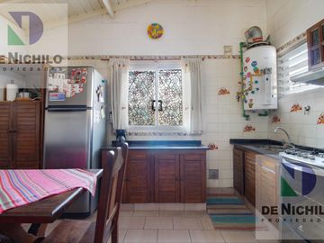 Venta Casa Chalet de 4 amb. con fondo y parrilla en  Berazategui, Oportunidad !!! APTA CREDITO