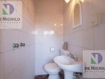 Venta Casa Chalet de 4 amb. con fondo y parrilla en  Berazategui, Oportunidad !!! APTA CREDITO