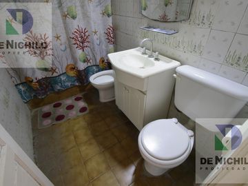 Venta Casa Chalet de 4 amb. con fondo y parrilla en  Berazategui, Oportunidad !!! APTA CREDITO
