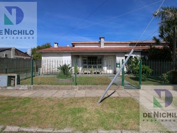 Venta Casa Chalet de 4 amb. con fondo y parrilla en  Berazategui, Oportunidad !!! APTA CREDITO