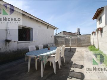 Venta Casa Chalet de 4 amb. con fondo y parrilla en  Berazategui, Oportunidad !!! APTA CREDITO